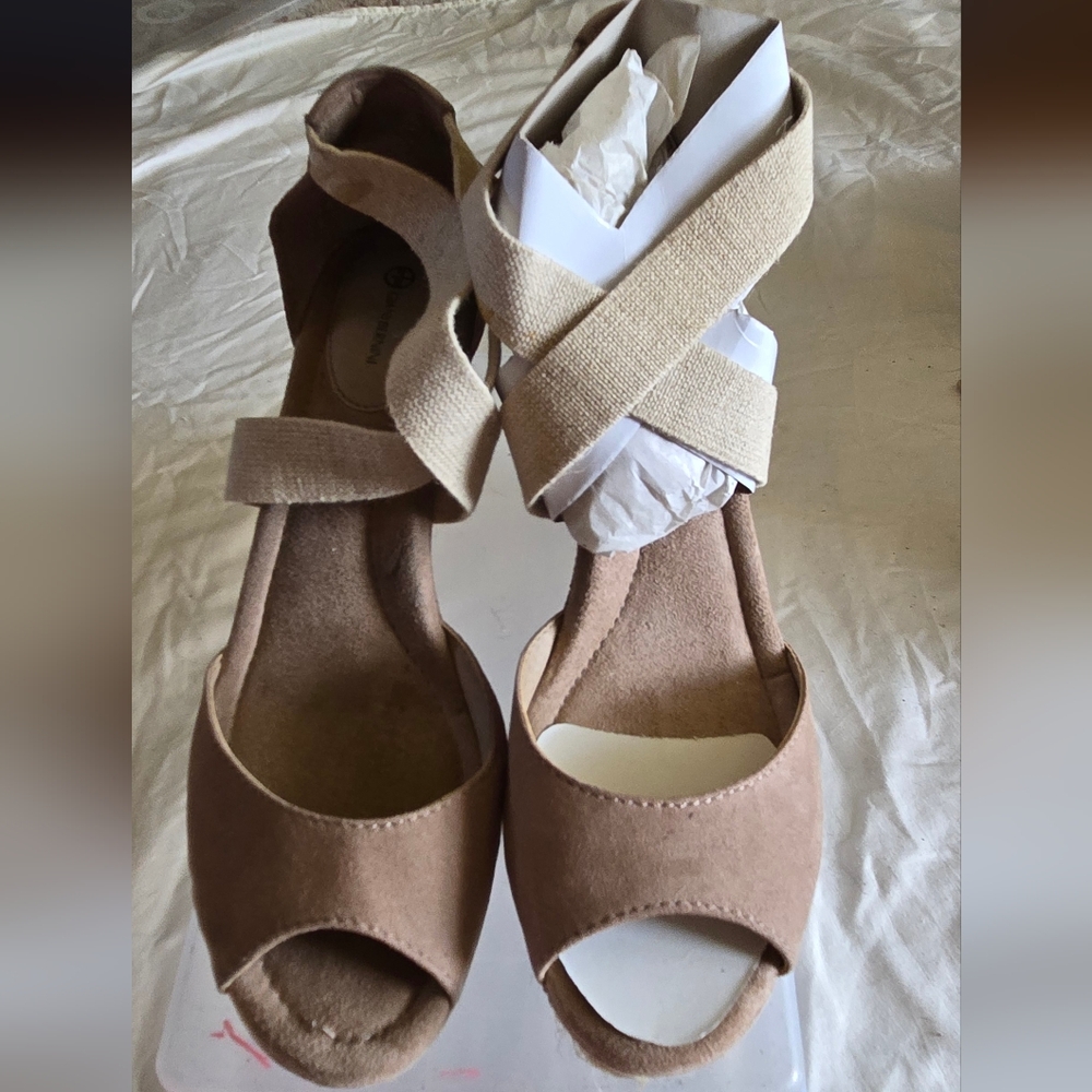 Giani Bernini Women's Tan Cream Espadrille Wedges  Sandals Summer - Picture 2 of 5